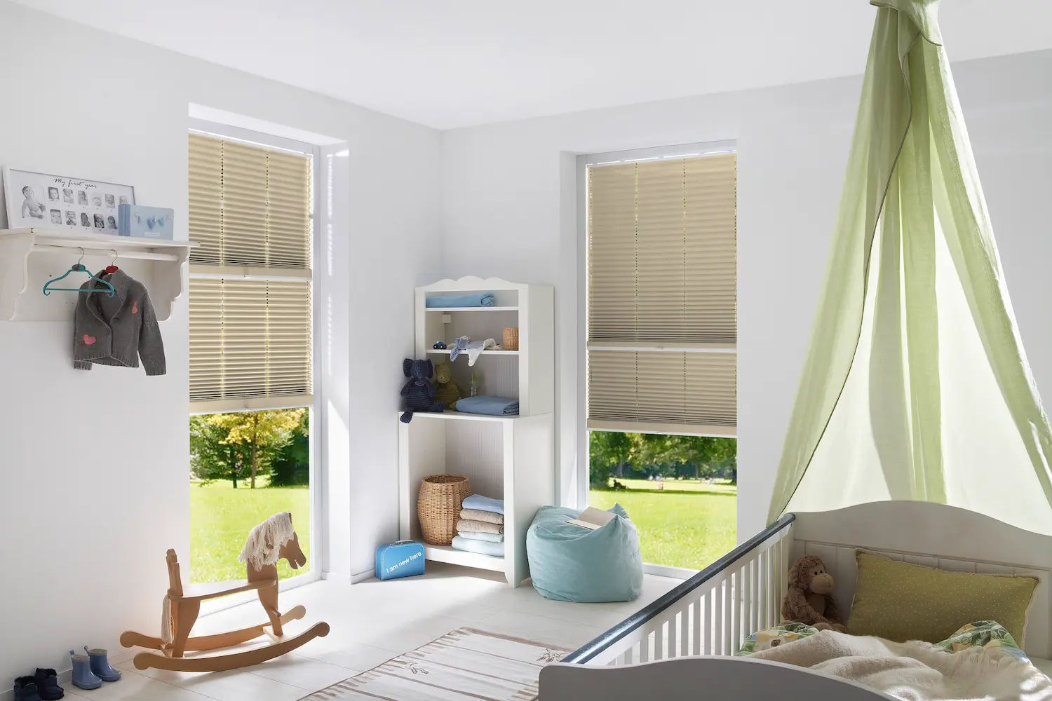Helles Kinderzimmer mit beigefarbenem Faltstoff an den Fenstern als Sicht und Sonnenschutz