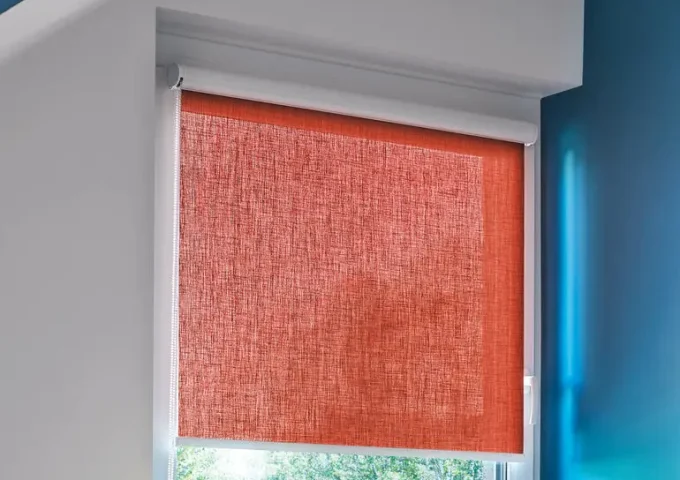 Roter Stoffbehang an einem Fenster, montiert auf dem Rahmen in einem hellblauen Raum