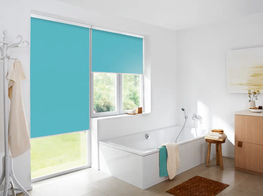 Modernes Badezimmer mit türkisfarbenem Sicht und Sonnenschutz an den Fenstern für eine frische und harmonische Atmosphäre