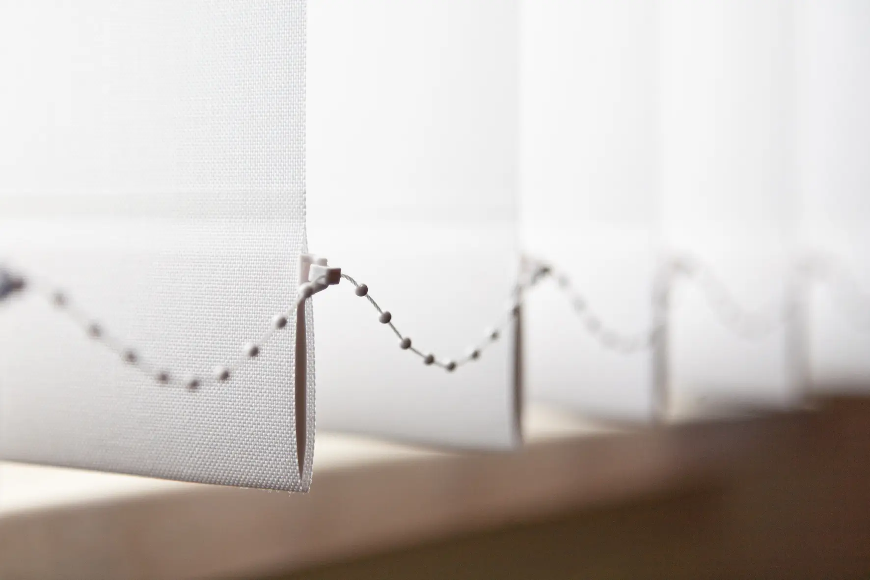 Detailaufnahme von halbtransparenten Stoffbahnen mit Verbindungskette