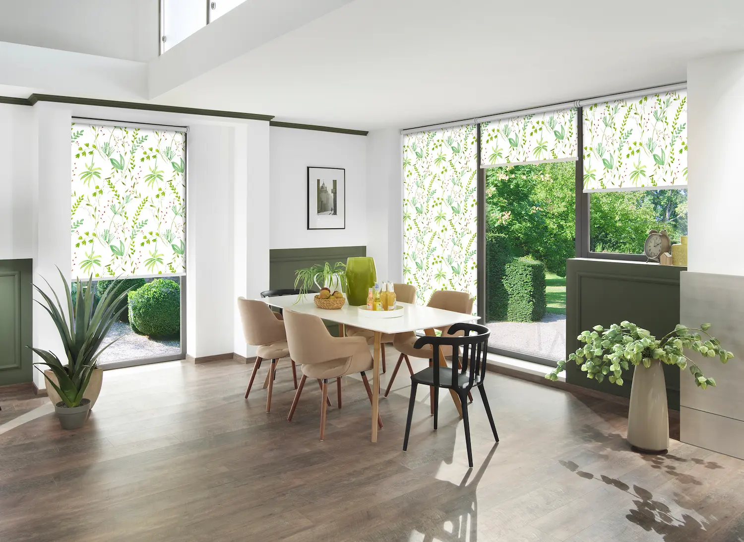 Esszimmer mit grossen Fenstern und floral gemustertem Sichtschutz in frischem Grün für eine natürliche Raumwirkung